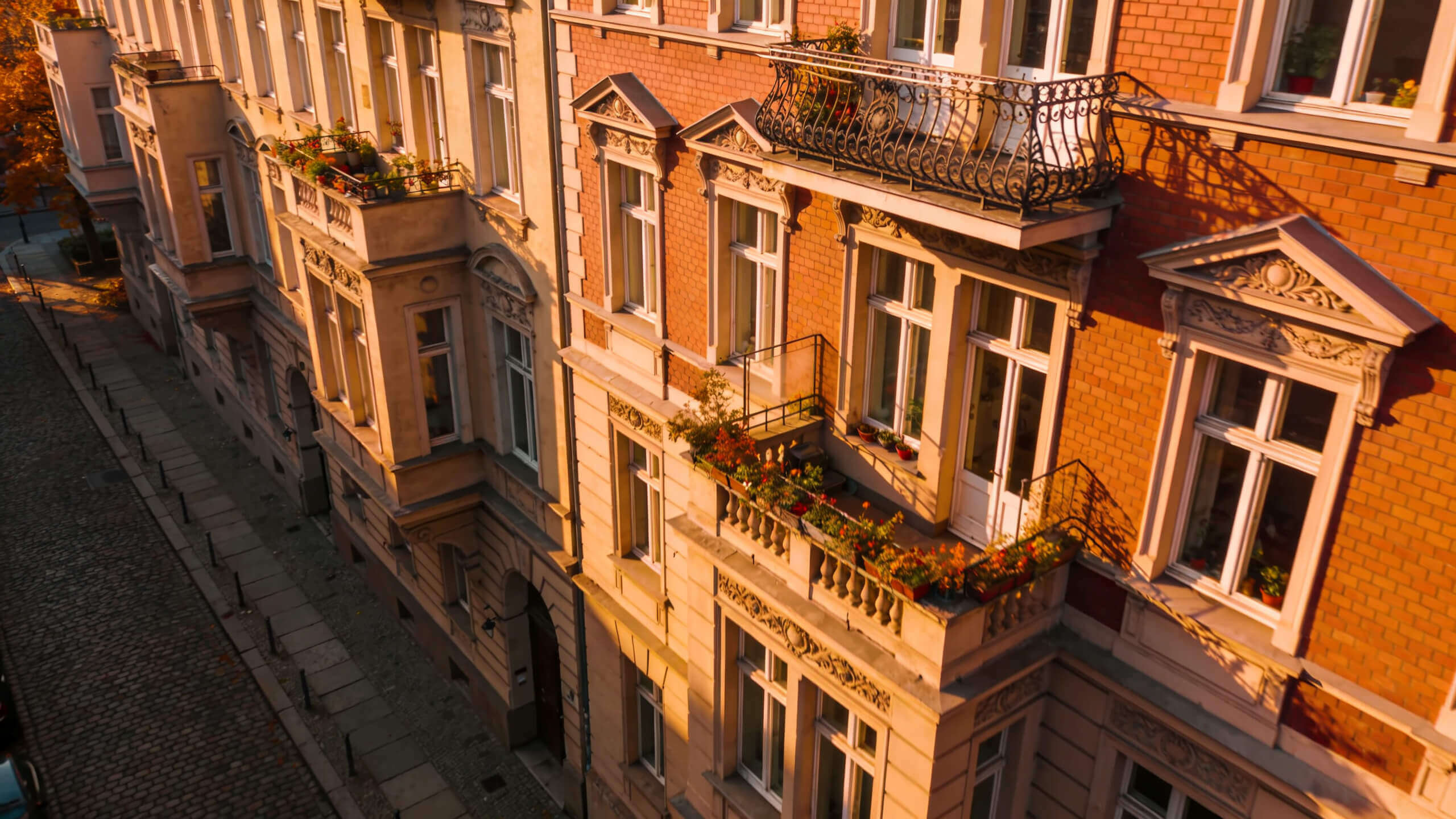 Typická berlínska Altbau zástavba s balkónmi v jesennom svetle