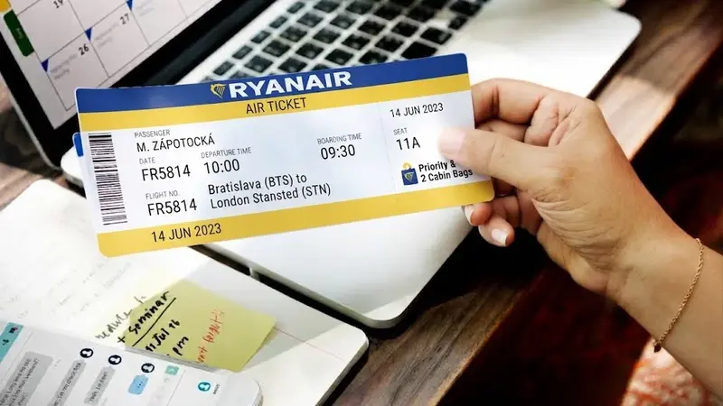 Ruka drží letenku Ryanair s číslom letu FR5814 z Bratislavy do Londýna Stansted