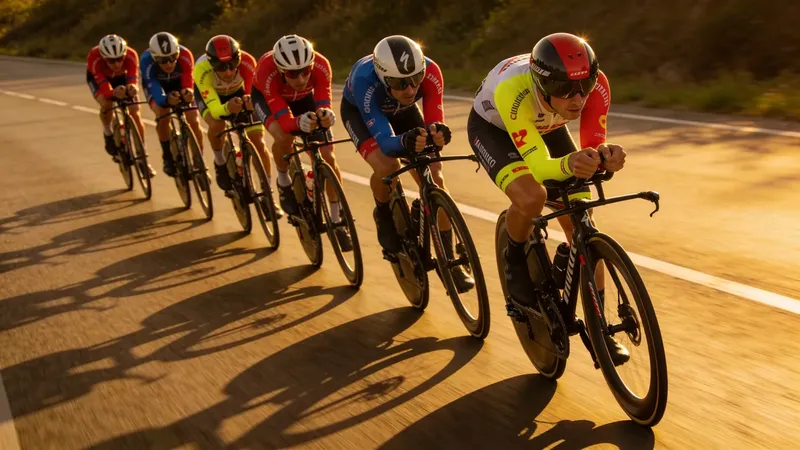 Tímová časovka v cyklistike: profesionáli v aerodynamickej formácii za sebou