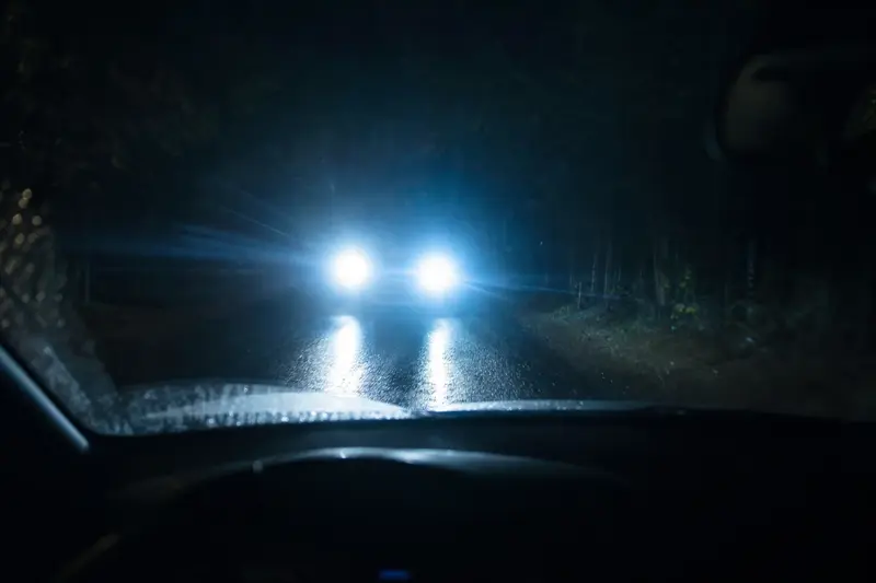 Prečo vás oslepujú moderné LED svetlomety a čo s tým?
