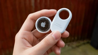 Apple AirTag a Samsung Galaxy SmartTag2 v ruke - porovnanie dvoch najobľúbenejších lokátorov