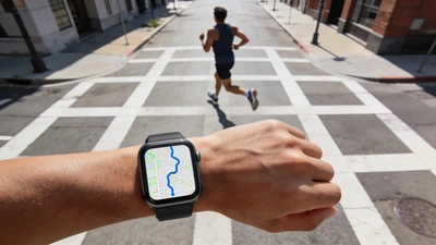 Bežec v meste a smartwatch so zaznamenanou GPS trasou - GPS art
