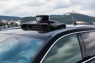 Senzory a lidar na streche auta.