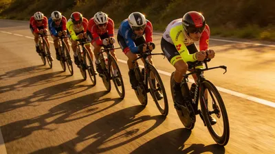 Tímová časovka v cyklistike: profesionáli v aerodynamickej formácii za sebou