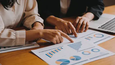 Finančný koncept - finanční poradcovia: kedy pomôžu a kedy zarobia
