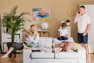 Rodina oddychuje v obývačke so svetlou sedačkou