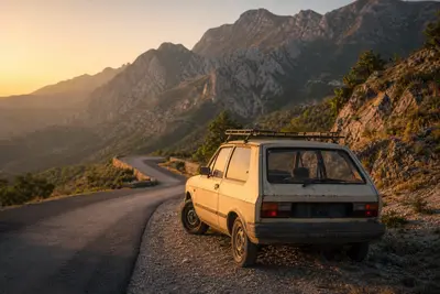 Staré lacné auto na horskej ceste na Balkáne