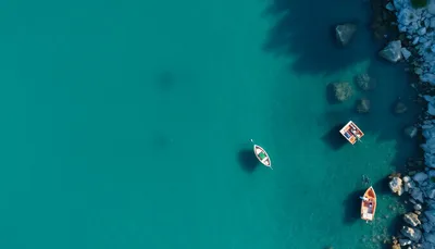 Dve malé loďky na tyrkysovom mori zhora