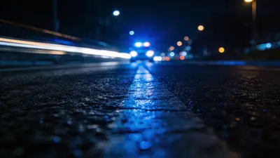 Modré svetlo odrážajúce sa na mokrej ceste v noci
