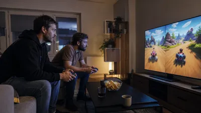 Dvaja spolubývajúci hrajú online pretekársku hru