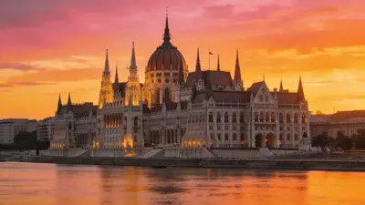 Budapeštiansky parlament pri západe slnka cez Dunaj