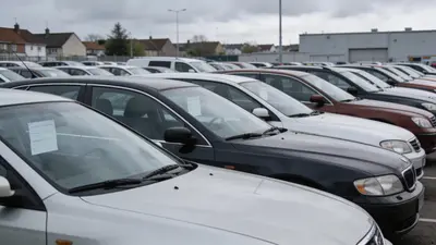 Rady jazdených áut na vonkajšom parkovisku autobazáru