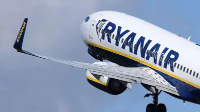 Boeing 737 Ryanair vo vzlete, na trupe nápis Ryanair, podvozok ešte vonku