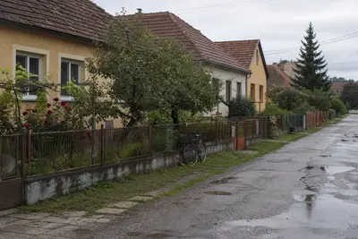 Tichá ulica s rodinnými domami v malom meste na Slovensku.