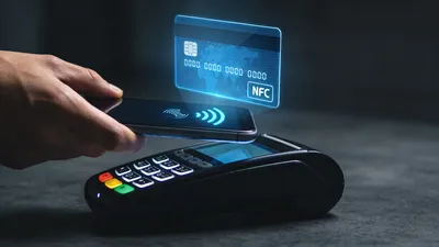 Smartphone priložený k platobného terminálu - bezkontaktná NFC platba