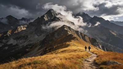 Panoramatický pohľad na Vysoké Tatry s dramatickými vrcholmi a turistami na horskej ceste