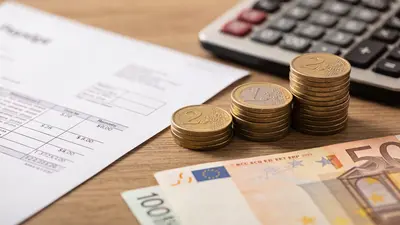 Výplatná páska a kalkulačka na pracovnom stole