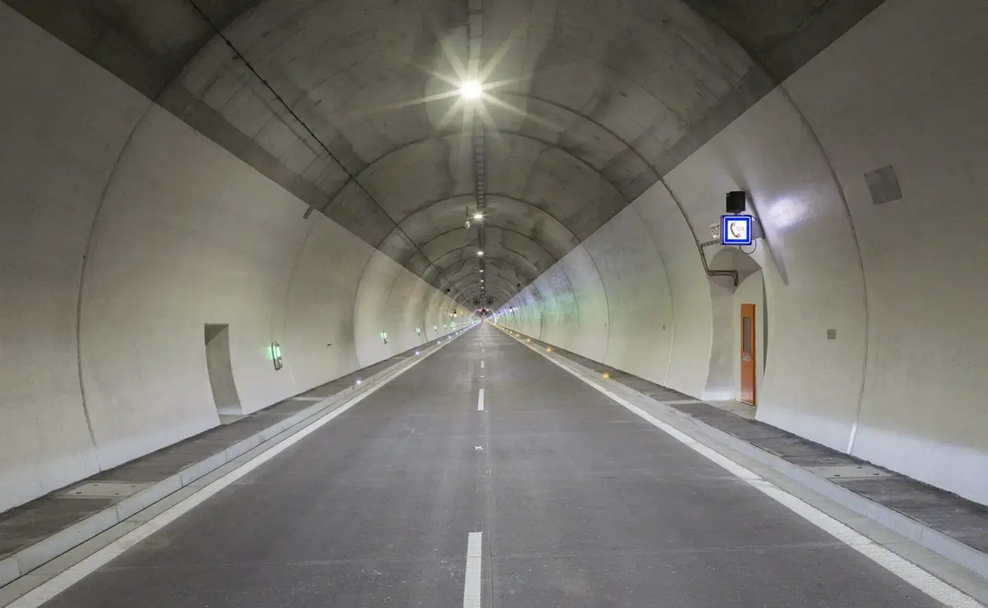 Interiér tunela Višňové na diaľnici D1