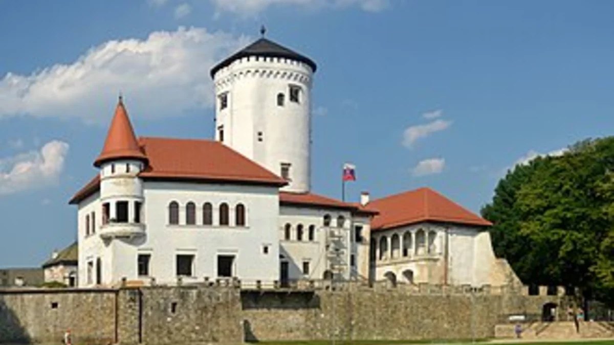Budatínsky zámok na sútoku Váhu a Kysuce v Žiline