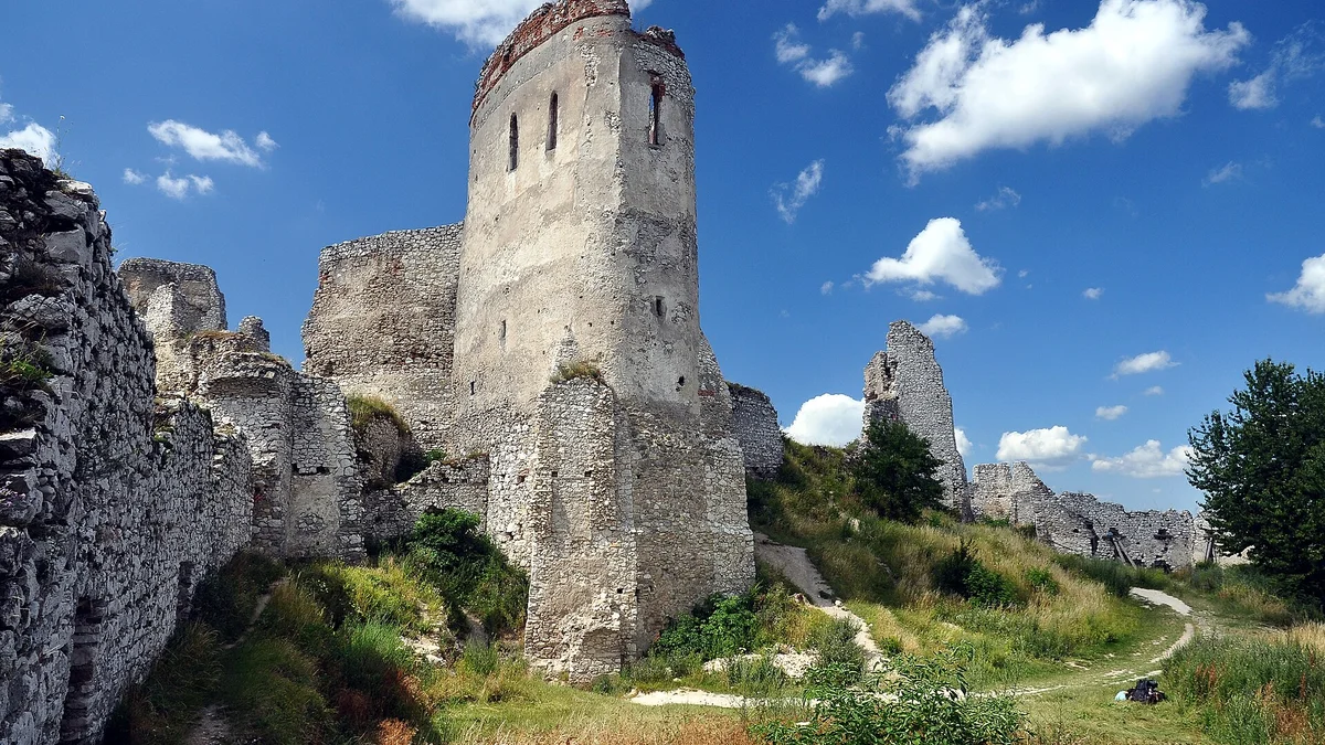 Zrúcanina Čachtického hradu spojená s príbehom Alžbety Bátoriovej