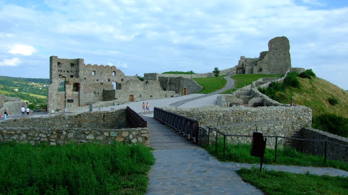 Zrúcaniny hradu Devín na skalnom výbežku nad sútokom Moravy a Dunaja