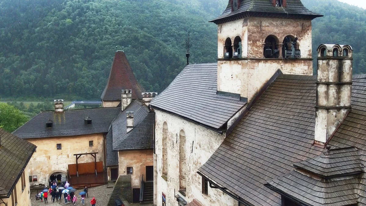 Oravský hrad na 112-metrovej skale priamo nad riekou Orava