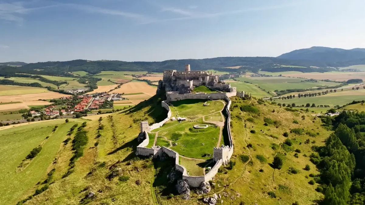 Spišský hrad na travertínovej kope so zachovanými hradbami a vežou