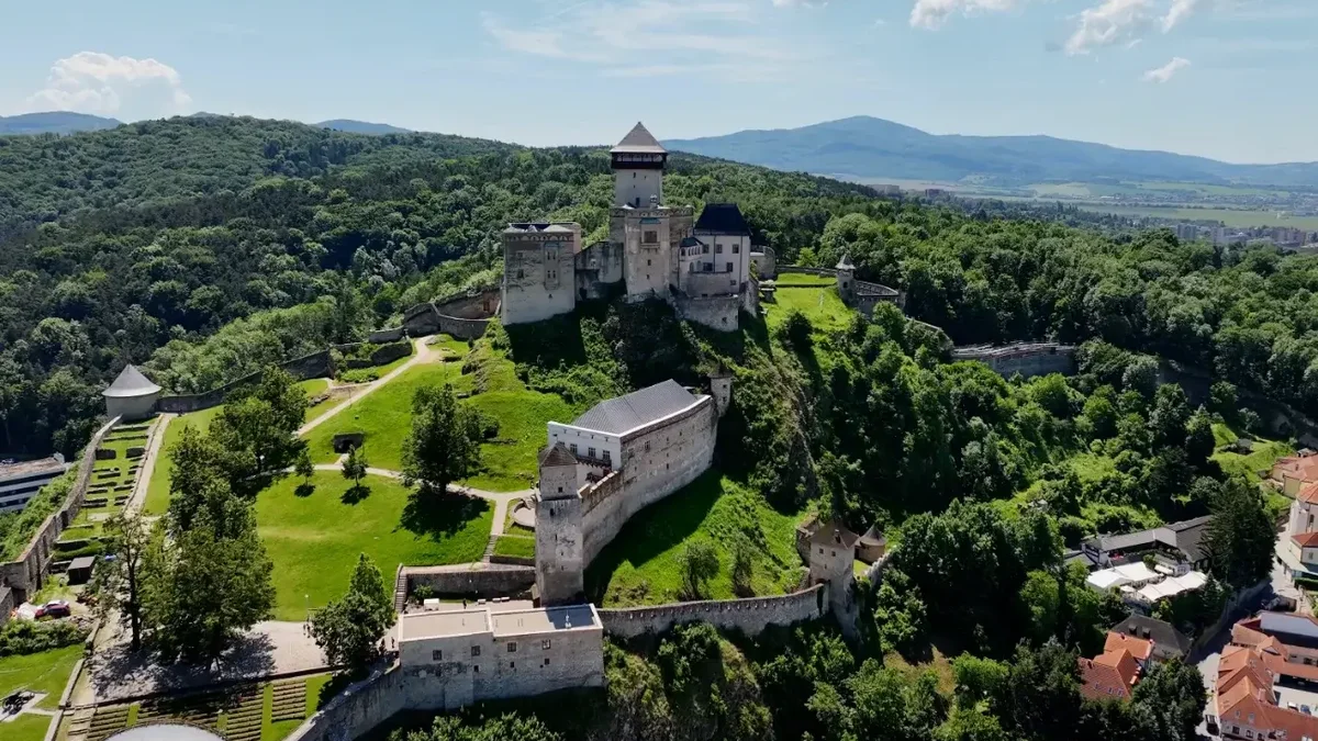 Trenčiansky hrad na skalnom kopci dominujúci mestu Trenčín