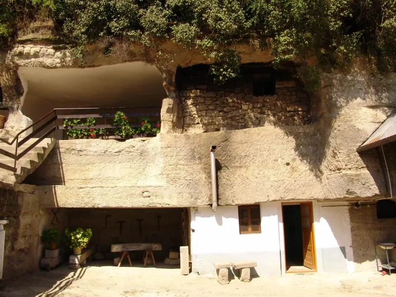 Skalné obydlia v Brhlovciach vytesané do tufového masívu